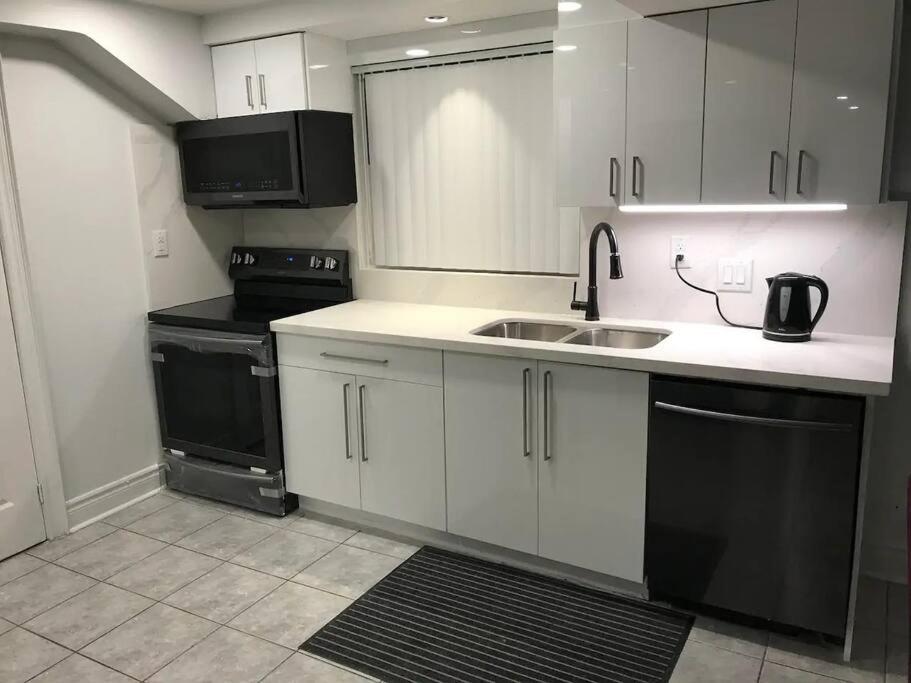 Η κουζίνα ή μικρή κουζίνα στο 3 Bedroom 2 Bath Guest Suite