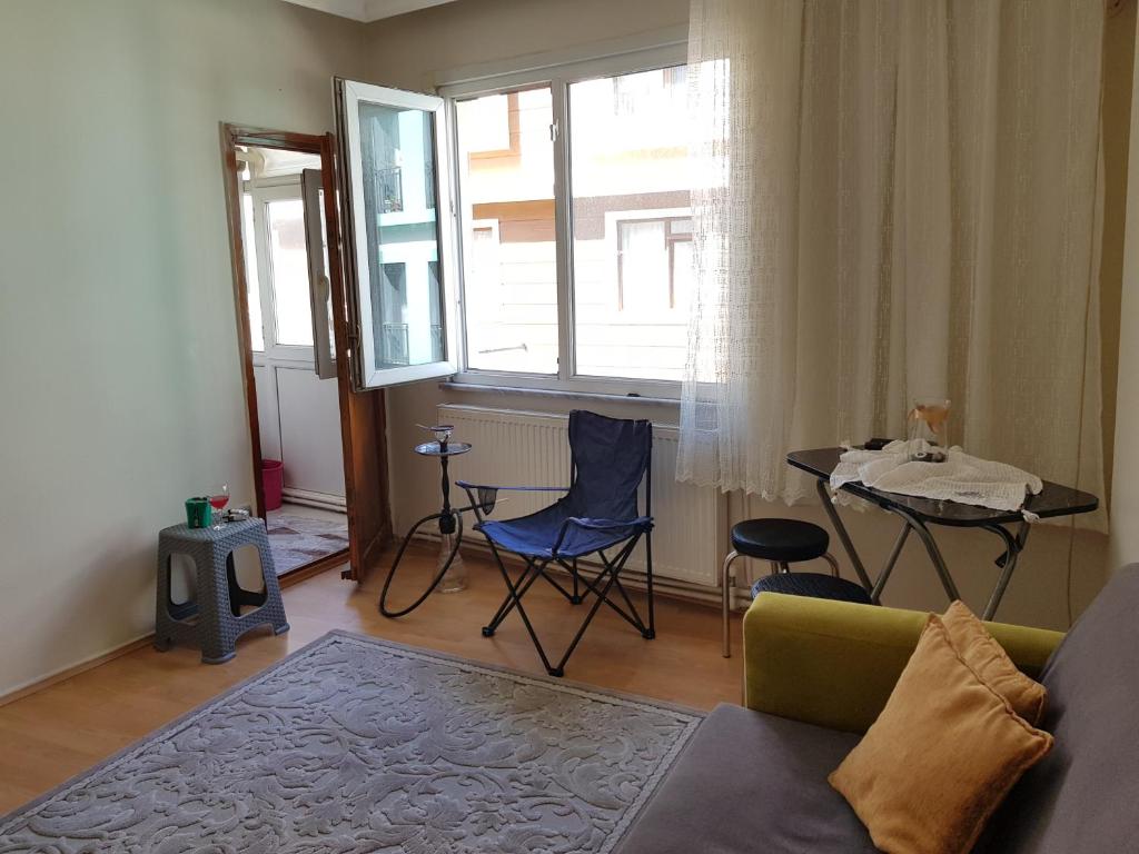 een woonkamer met een bank en een tafel bij fully furnished flat for rent in in Istanbul