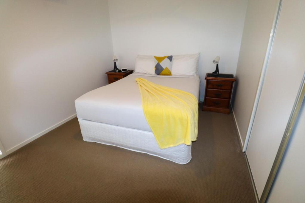 BLK Stays Guest House Deluxe Unit One Side tesisinde bir odada yatak veya yataklar