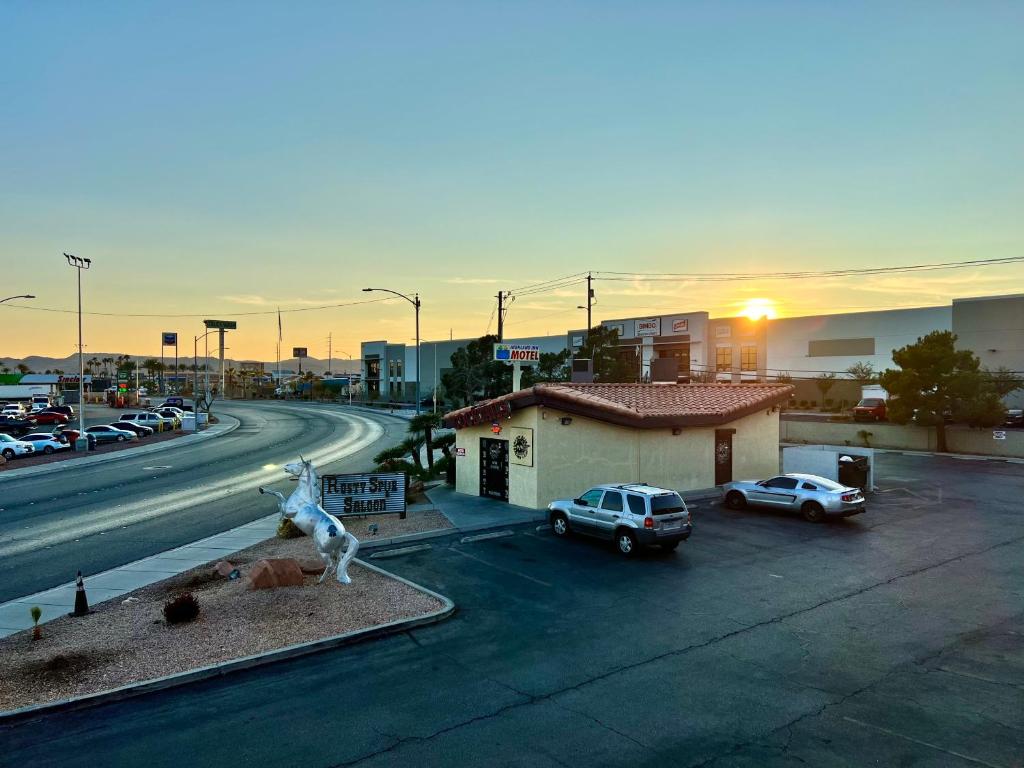 une statue de girafe dans un parking dans l'établissement Highland Inn Las Vegas, à Las Vegas