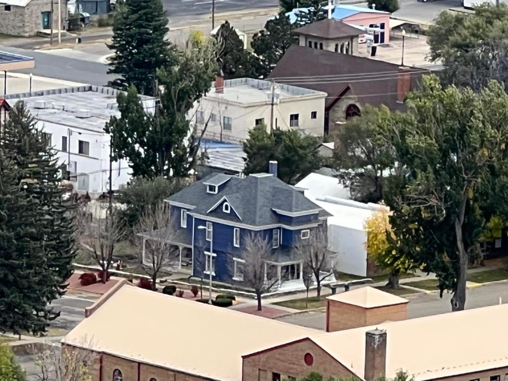 an aerial view of a blue house in a city at Bed and Breakfast Hearts Desire in Raton