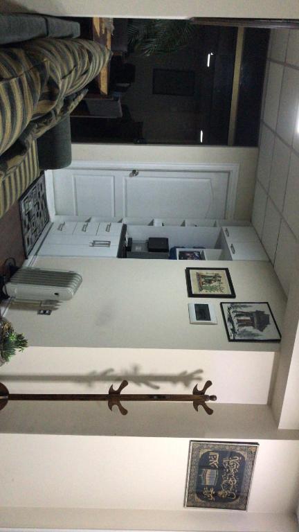 uma vista para um quarto com fotografias no chão em Estudio em La Paz