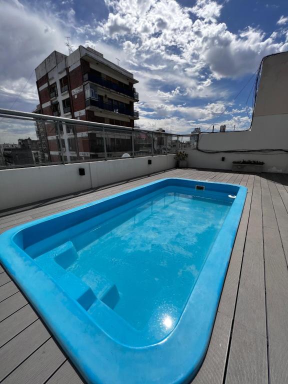 una piscina en la azotea de un edificio en Hermoso loft en zona Recoleta c pileta! en Buenos Aires