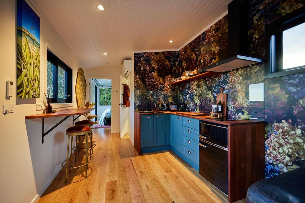 Kuchyň nebo kuchyňský kout v ubytování Hapuku River Terrace a Eco Tiny House escape