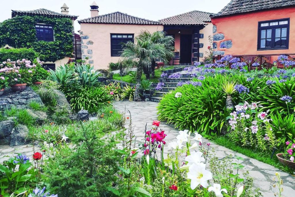 een tuin voor een huis met bloemen bij 4 star holiday home in Los Realejos in Los Realejos