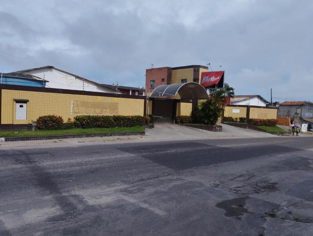 an empty street in front of a yellow building at Motel FLEX LOVE LAMARAO in Aracaju