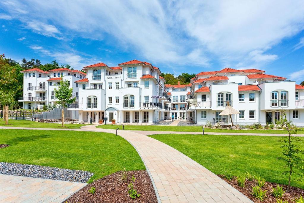 un gran edificio blanco con techo rojo en Haus Meeresblick, en Baabe