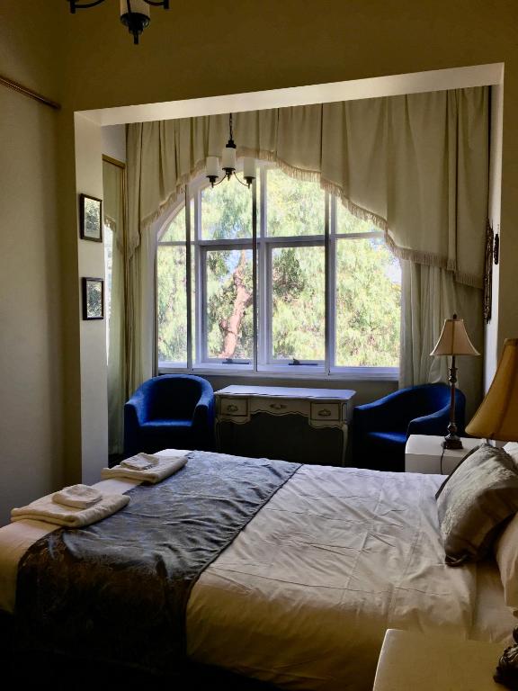 Postel nebo postele na pokoji v ubytování Toorak Manor Hotel
