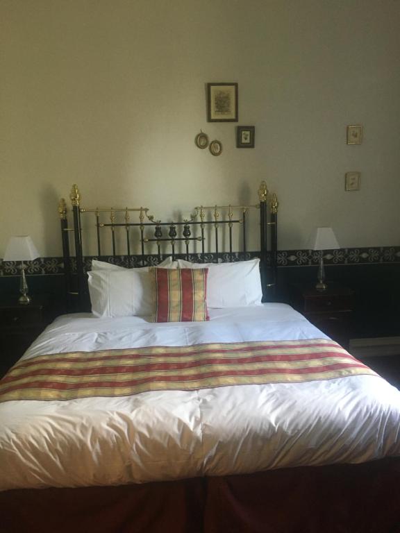 Postel nebo postele na pokoji v ubytování Toorak Manor Hotel