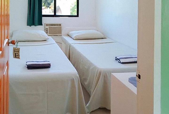 Tempat tidur dalam kamar di Sinoben Apartments by RedDoorz