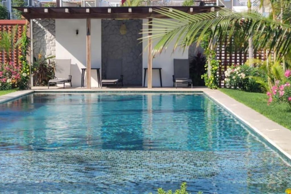 una piscina en el patio de una casa en DEPARTAMENTO con alberca, en Manzanillo