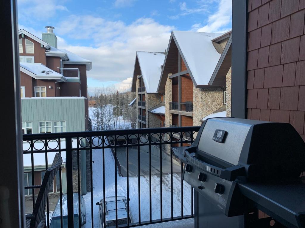 Balkón nebo terasa v ubytování Luxury Two Queen Beds Condo - Grande Rockies Resort Indoor Parking Pool Hot tub GYM