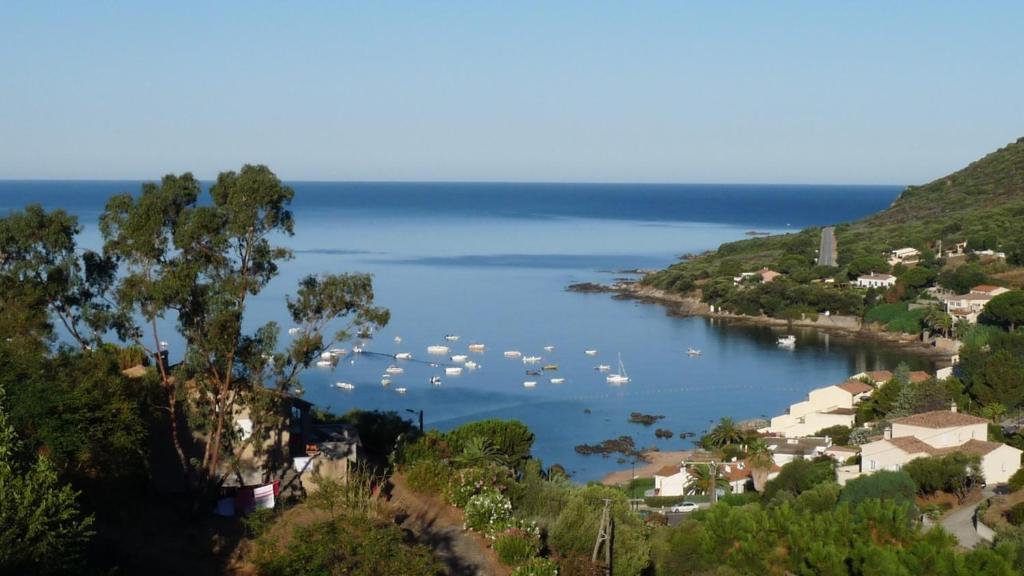 Blick auf eine Bucht mit Booten im Wasser in der Unterkunft Appartements F2 Tiuccia in Tiuccia