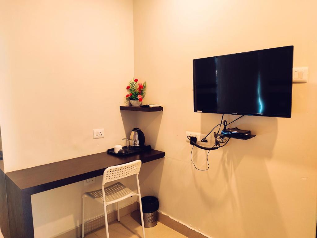 TV a/nebo společenská místnost v ubytování Yuvraj Palace Inn