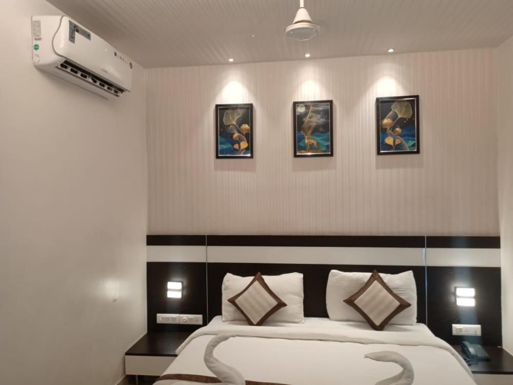 En eller flere senger på et rom på Yuvraj Palace Inn