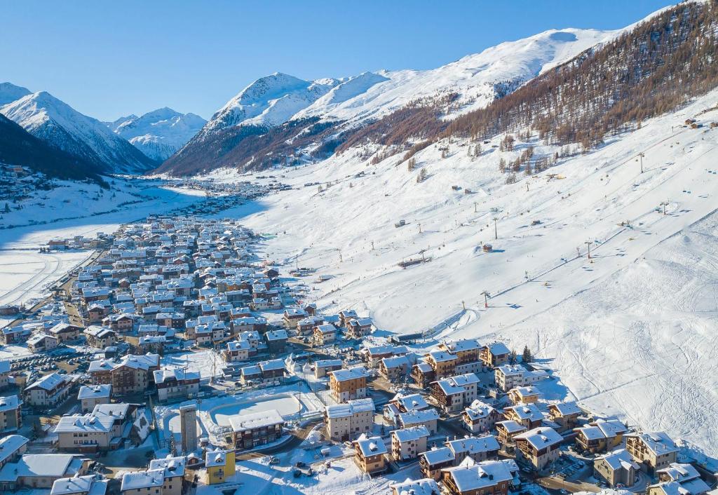 een luchtzicht op een skigebied in de sneeuw bij Stella Alpina - Happy Rentals in Livigno