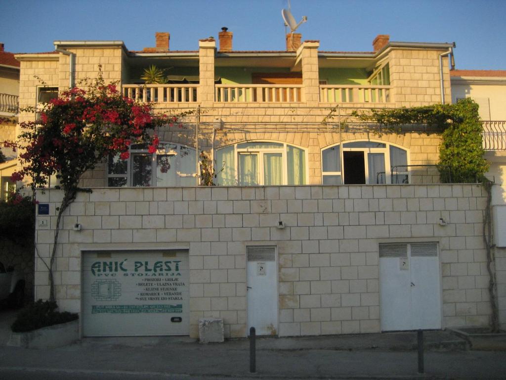 赫瓦爾的住宿－Apartments Gordana Buzolic，前面有两扇白色门的砖砌建筑