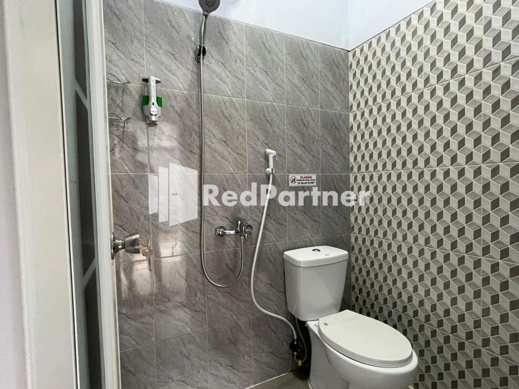 N3 Syariah near Stasiun Tegal Mitra RedDoorz - Deluxe Room