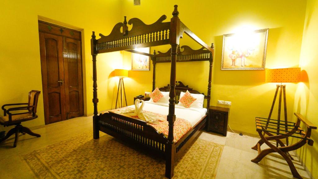 Postel nebo postele na pokoji v ubytování Surya Kiran Heritage Hotel