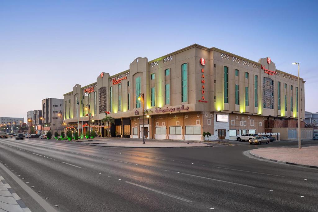 eine leere Straße in einer Stadt mit Gebäuden in der Unterkunft Ramada by Wyndham Dammam Khaleej Road in Dammam