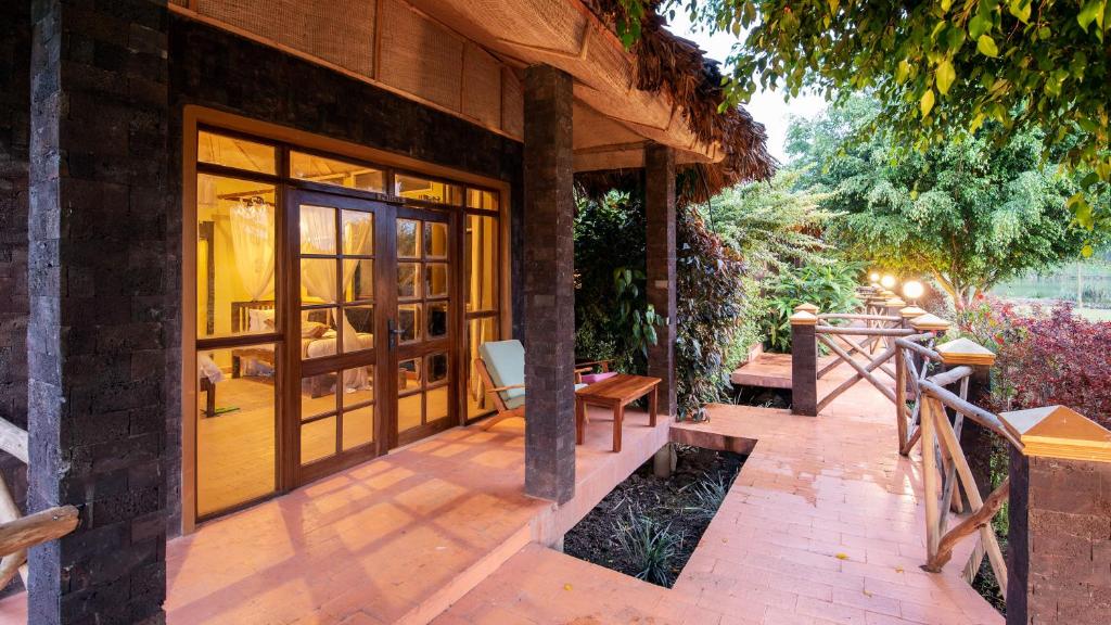 Elle offre une vue sur l'extérieur d'une maison dotée d'une terrasse. dans l'établissement Lake Chahafi Resort, à Kisoro