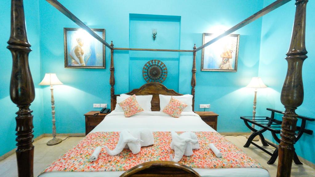 Postel nebo postele na pokoji v ubytování Surya Kiran Heritage Hotel