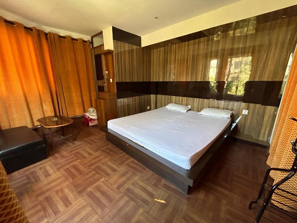 - une chambre avec un grand lit dans l'établissement Sudha’s Garden Home, à Katmandou
