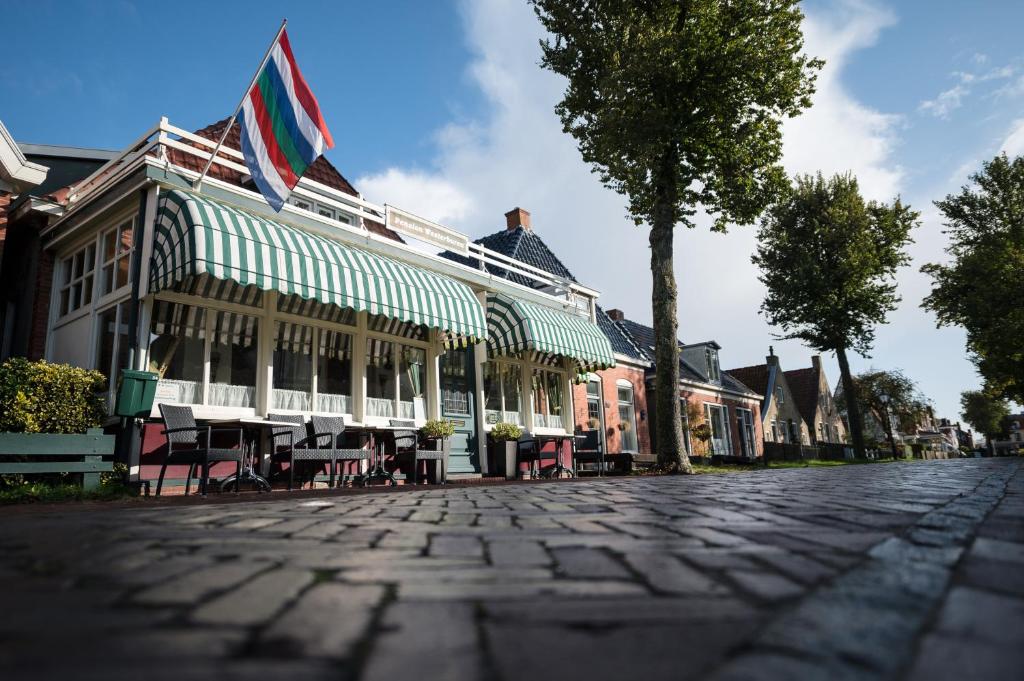 eine Kopfsteinpflasterstraße vor einem Gebäude in der Unterkunft Pension Westerburen in Schiermonnikoog