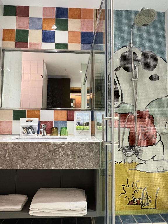 bagno con doccia e porta in vetro di Shange Beach Club Homeatay a Città Vecchia di Hengchun