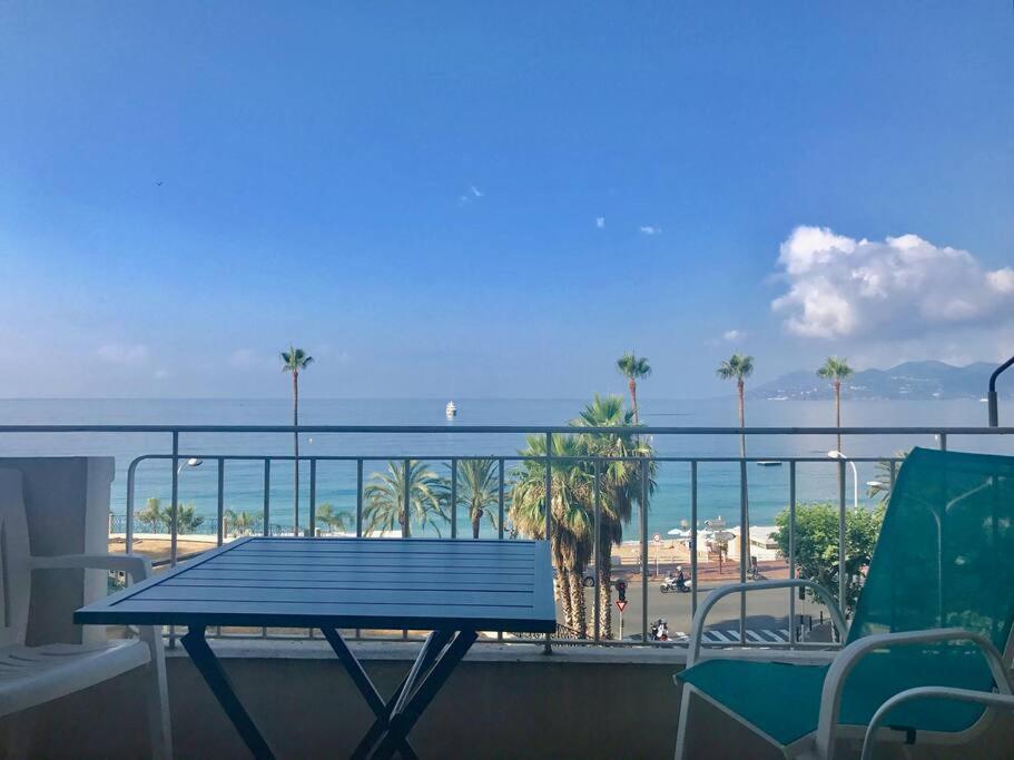 une table et des chaises sur un balcon avec vue sur la plage dans l'établissement One bedroom apartment in Cannes with a balcony and great sea views - 821, à Cannes