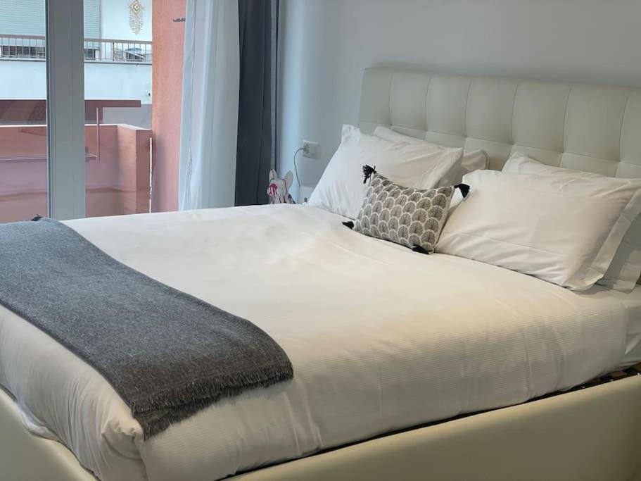 Postel nebo postele na pokoji v ubytování Dallas design suite apartment