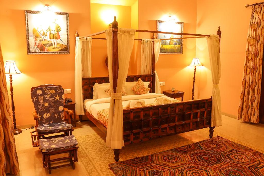 Postel nebo postele na pokoji v ubytování Surya Kiran Heritage Hotel