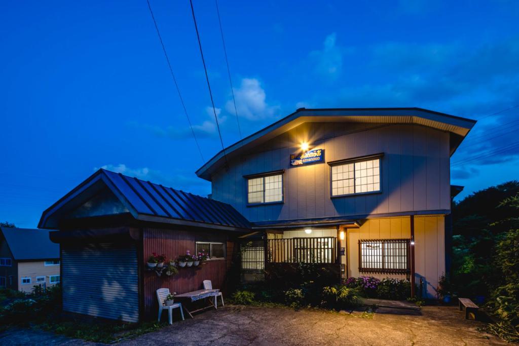 una casa con una luz encima en Lodge Amenouo, en Myoko