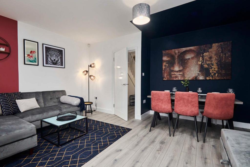 sala de estar con sofá y mesa en Homebird Property - Salisbury House en Leeds