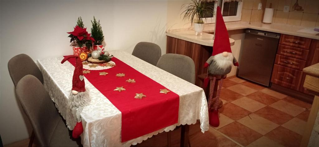 Kuchyňa alebo kuchynka v ubytovaní Domek Regionalny- bliźniak