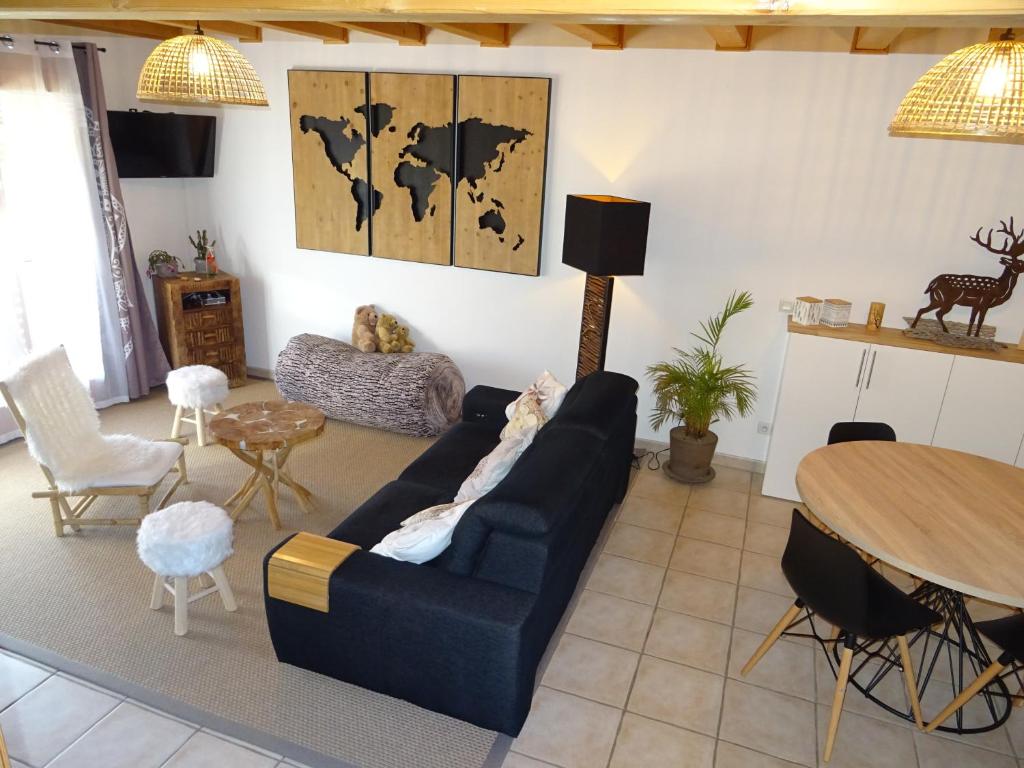 - un salon avec un canapé bleu et une table dans l'établissement Chalet douillet au cœur du Champsaur, à Poligny