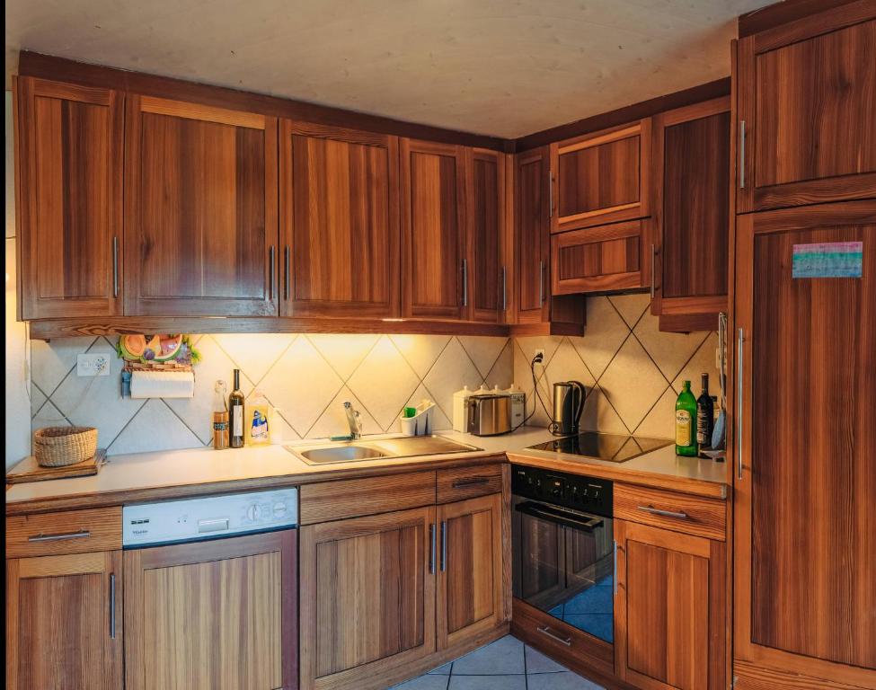 Kuchyň nebo kuchyňský kout v ubytování Chalet les Mésanges - Salvan