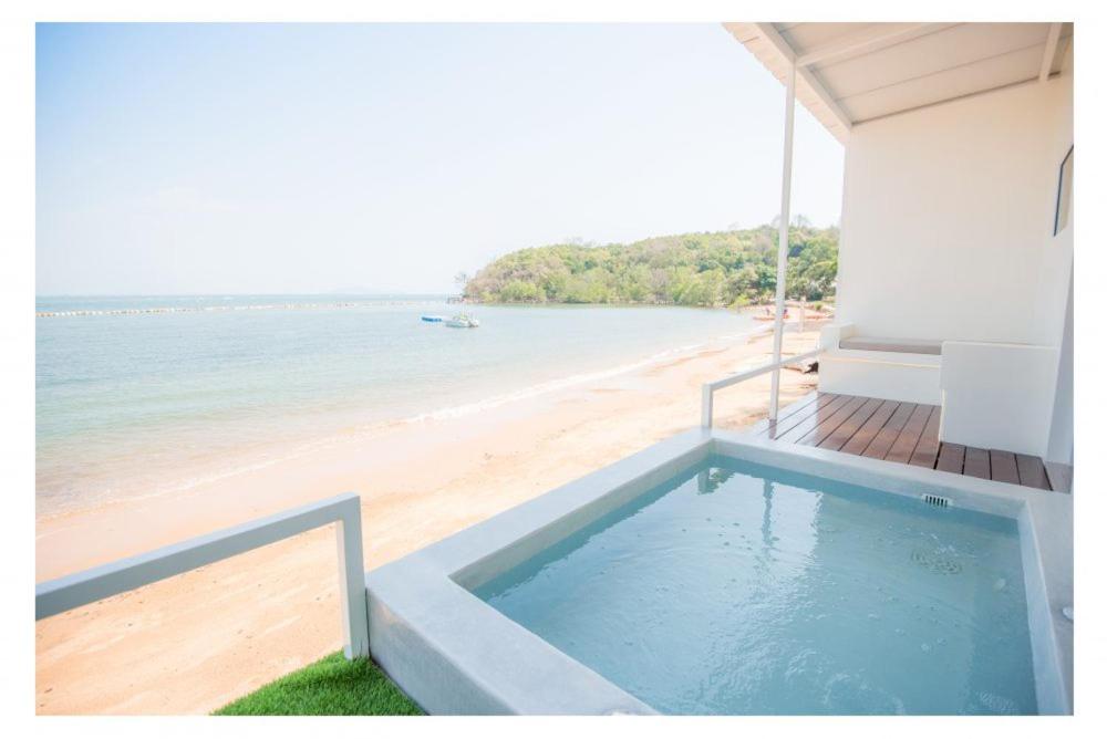 uma casa com piscina ao lado de uma praia em Seashell Village Resort em Praia de Chao Lao