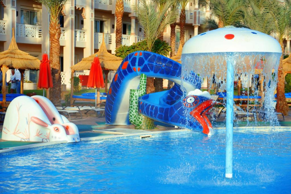 Bazén v ubytování Pickalbatros Palace - Aqua Park Hurghada nebo v jeho okolí
