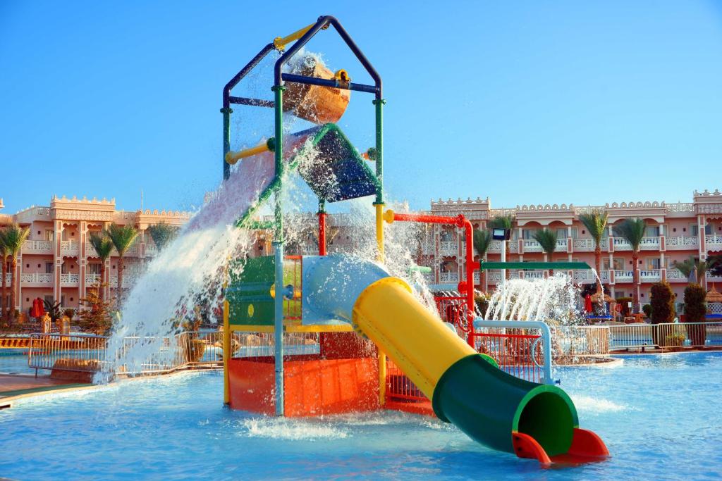 Bazén v ubytování Pickalbatros Palace - Aqua Park Hurghada nebo v jeho okolí