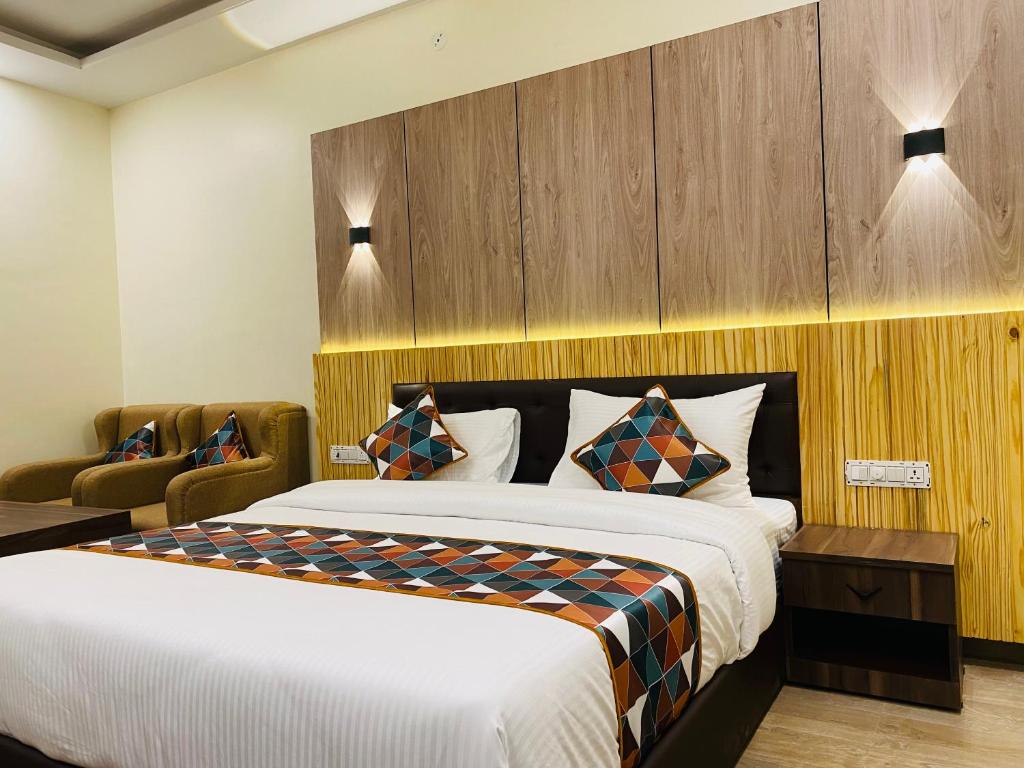 une chambre d'hôtel avec un lit et une chaise dans l'établissement Travel Soul By Saif, à Sawai Madhopur