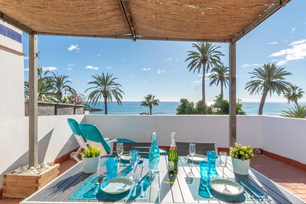 einen Esstisch mit Blick auf den Strand in der Unterkunft Vistamar 2: Primera línea de mar con gran terraza in Sitges