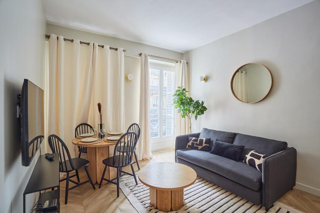 sala de estar con sofá y mesa en Apartment Notre Dame de Paris by Studio prestige, en París