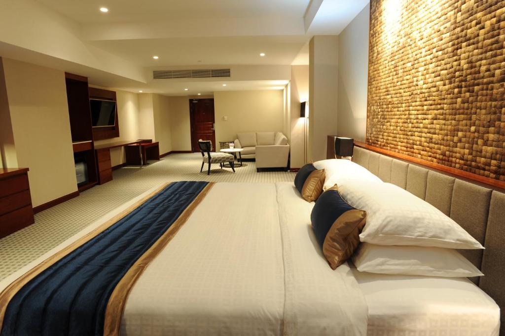 Postel nebo postele na pokoji v ubytování Yangon Thanlwin Hotel