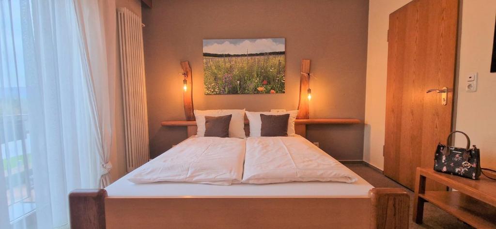 フロイデンベルク・アム・マインにあるHotel Goldenes Fassのベッドルーム1室(壁に絵画が描かれたベッド1台付)