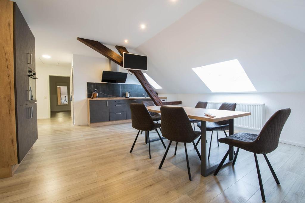 ein Esszimmer mit einem Tisch und Stühlen in der Unterkunft Luxury Saarbrücken Workers Rooms in Saarbrücken