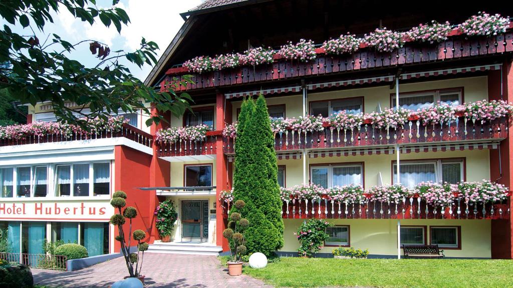budynek z kwiatami na boku w obiekcie Haus Hubertus w mieście Bad Peterstal-Griesbach