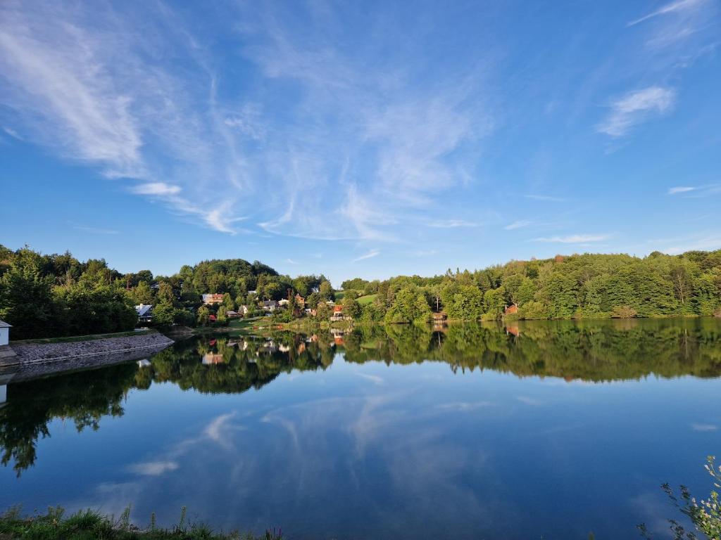 什佳尼茲科巴尼的住宿－Chata Tokarka - Richňavské jazerá，享有背景树木的湖泊美景