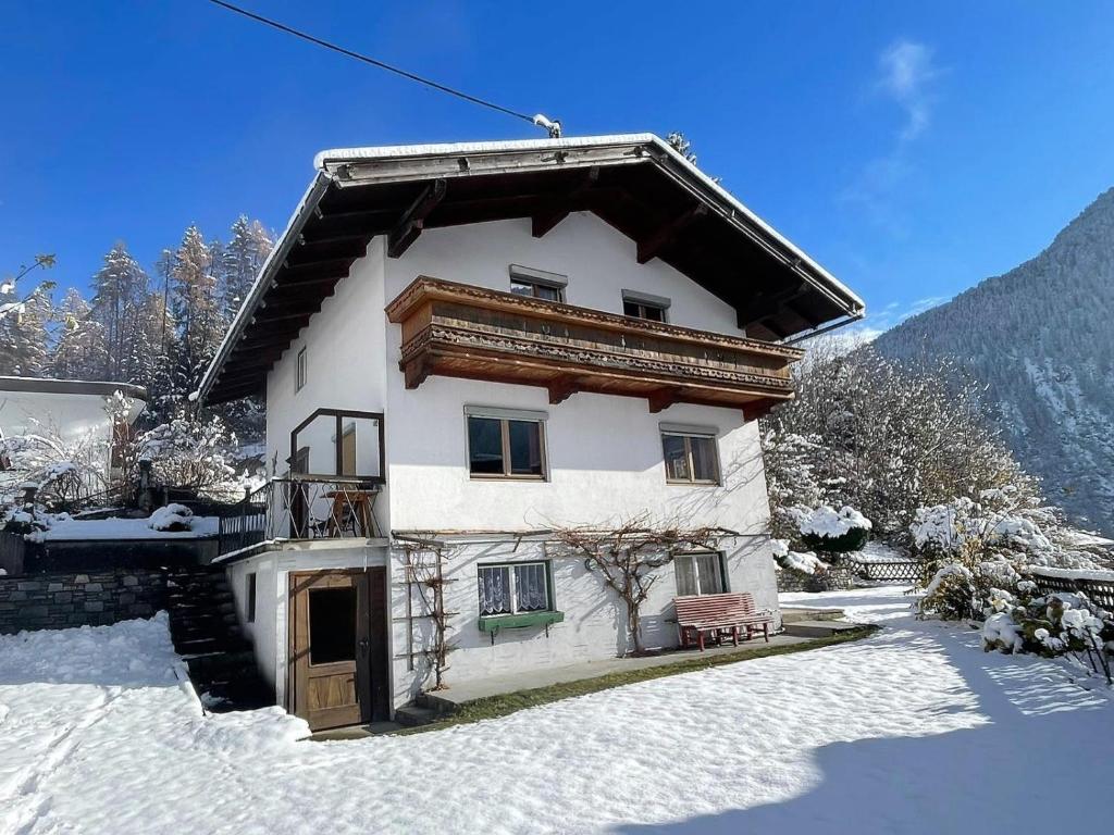 une petite maison dans la neige recouverte de neige dans l'établissement Sepp, Haus, à Finkenberg
