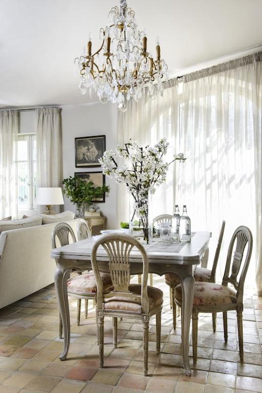 une salle à manger avec une table, des chaises et un lustre dans l'établissement Luxury Village House In The Heart St.Remy-De-Provence, à Saint-Rémy-de-Provence